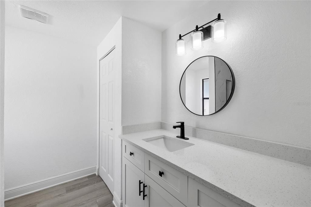 合同活跃: $379,000 (4 贝兹, 2 浴室, 1868 平方英尺)