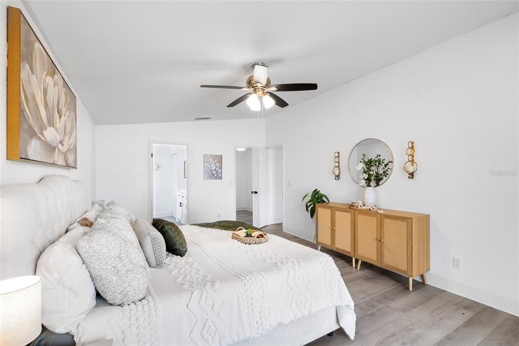 合同活跃: $379,000 (4 贝兹, 2 浴室, 1868 平方英尺)