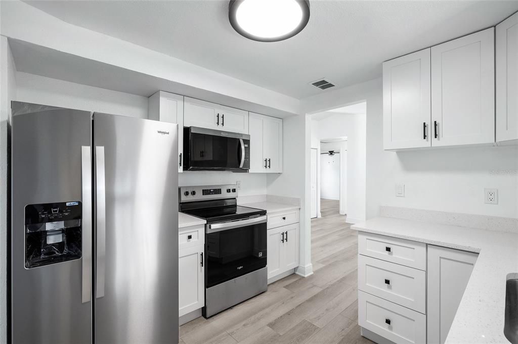 合同活跃: $379,000 (4 贝兹, 2 浴室, 1868 平方英尺)