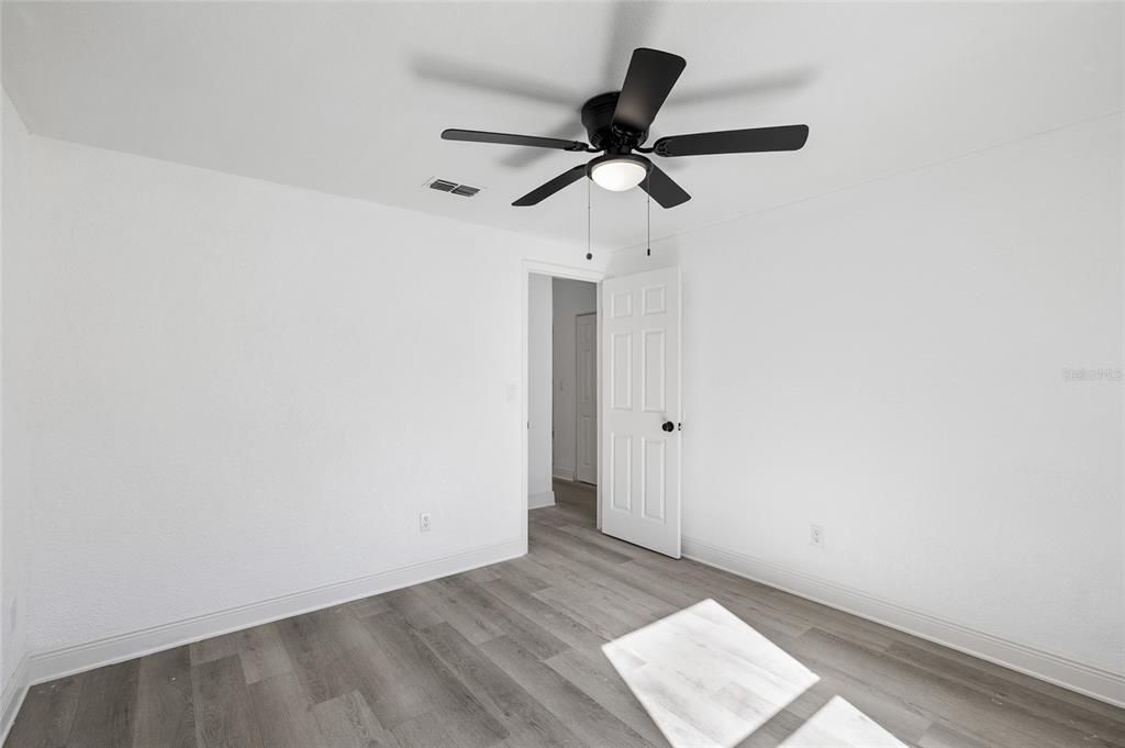 合同活跃: $379,000 (4 贝兹, 2 浴室, 1868 平方英尺)