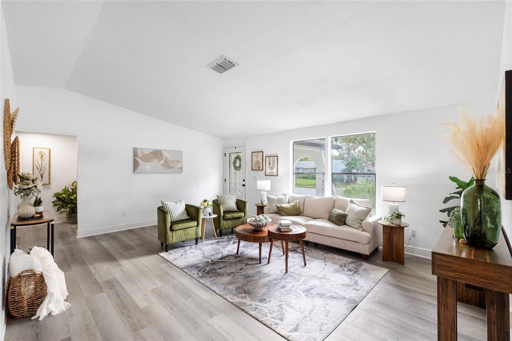 合同活跃: $379,000 (4 贝兹, 2 浴室, 1868 平方英尺)