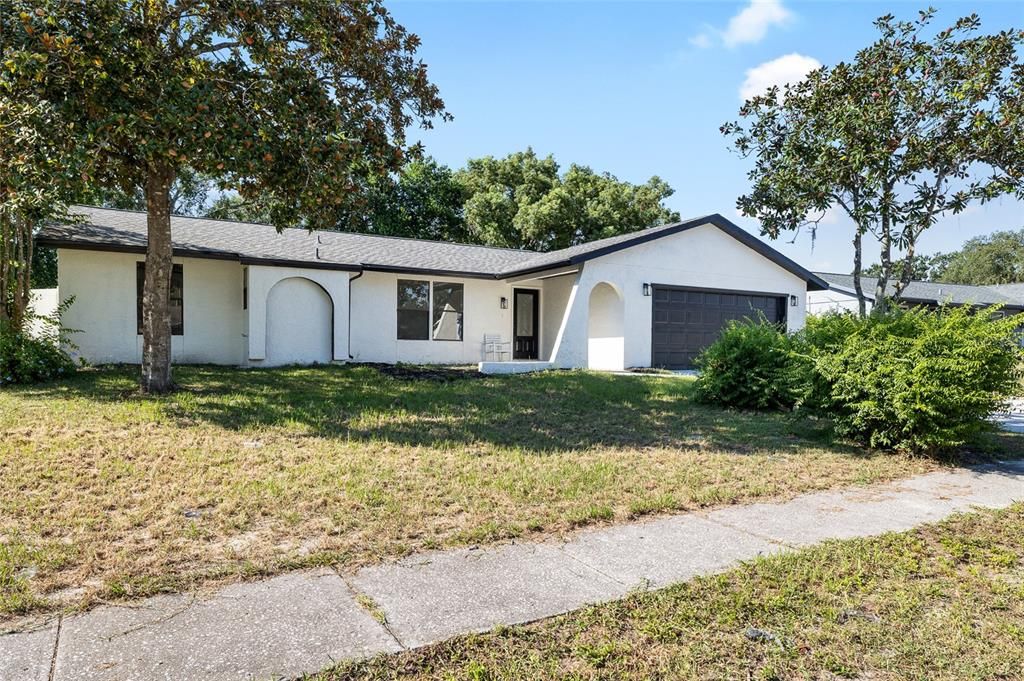 合同活跃: $379,000 (4 贝兹, 2 浴室, 1868 平方英尺)