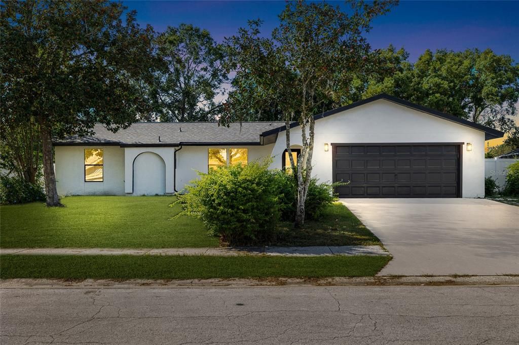 合同活跃: $379,000 (4 贝兹, 2 浴室, 1868 平方英尺)