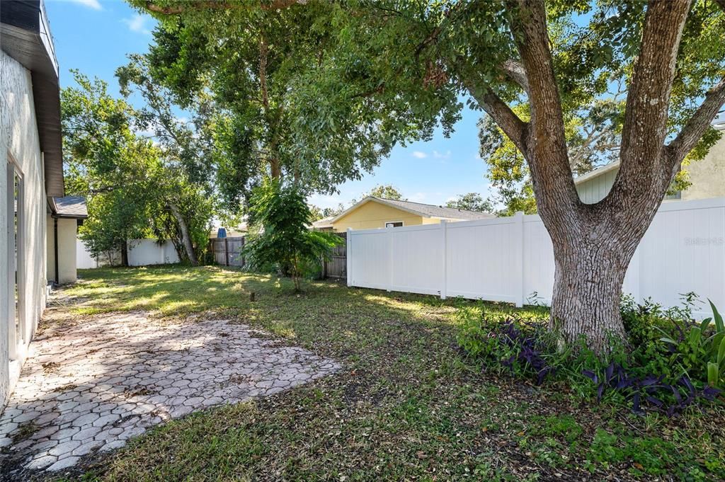 合同活跃: $379,000 (4 贝兹, 2 浴室, 1868 平方英尺)