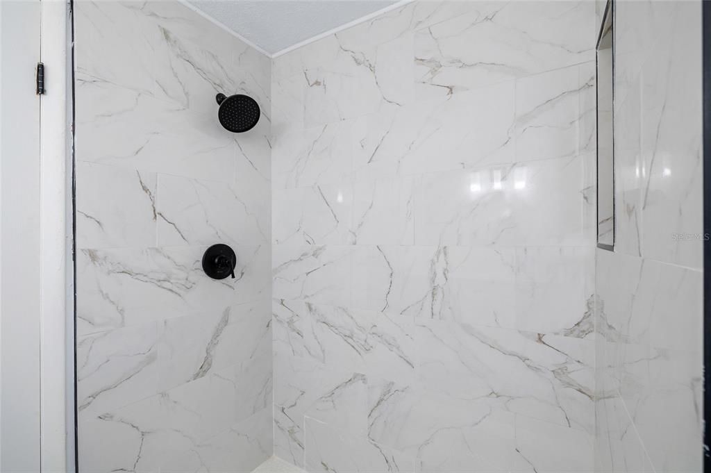 合同活跃: $379,000 (4 贝兹, 2 浴室, 1868 平方英尺)