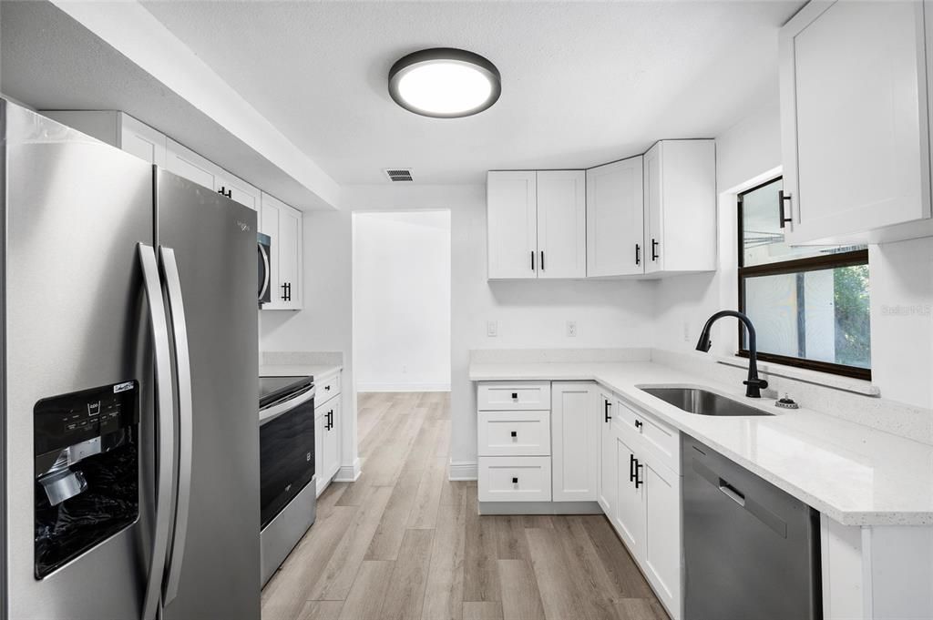 合同活跃: $379,000 (4 贝兹, 2 浴室, 1868 平方英尺)