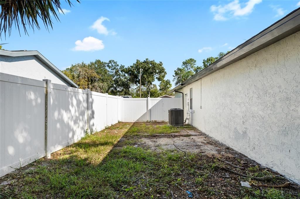 合同活跃: $379,000 (4 贝兹, 2 浴室, 1868 平方英尺)