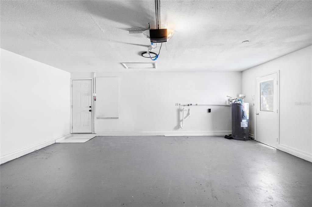 合同活跃: $379,000 (4 贝兹, 2 浴室, 1868 平方英尺)