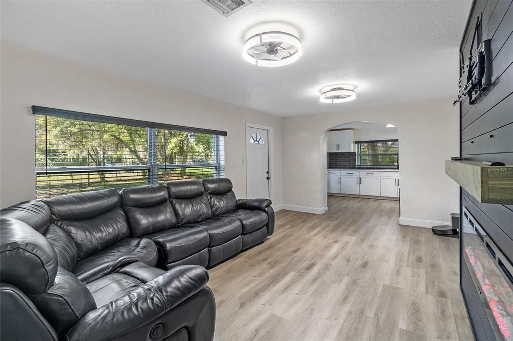 待售: $276,000 (3 贝兹, 2 浴室, 1199 平方英尺)