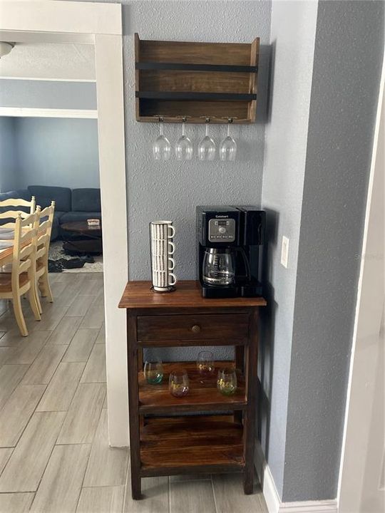 For Rent: $2,595 (2 beds, 1 baths, 915 Square Feet)