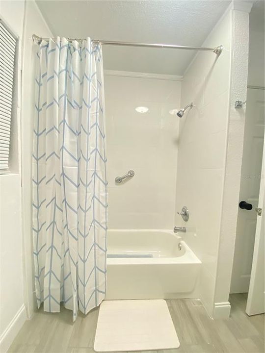 For Rent: $2,595 (2 beds, 1 baths, 915 Square Feet)