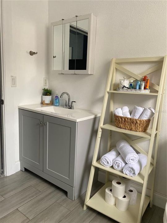 For Rent: $2,595 (2 beds, 1 baths, 915 Square Feet)