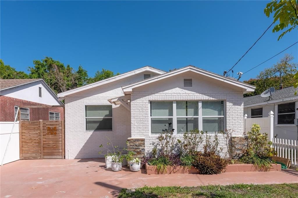 For Rent: $2,595 (2 beds, 1 baths, 915 Square Feet)