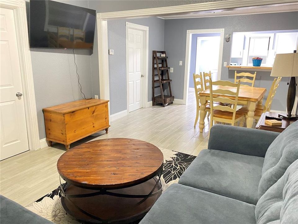 For Rent: $2,595 (2 beds, 1 baths, 915 Square Feet)