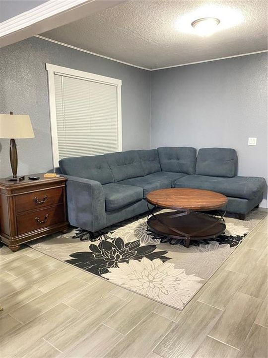 For Rent: $2,595 (2 beds, 1 baths, 915 Square Feet)