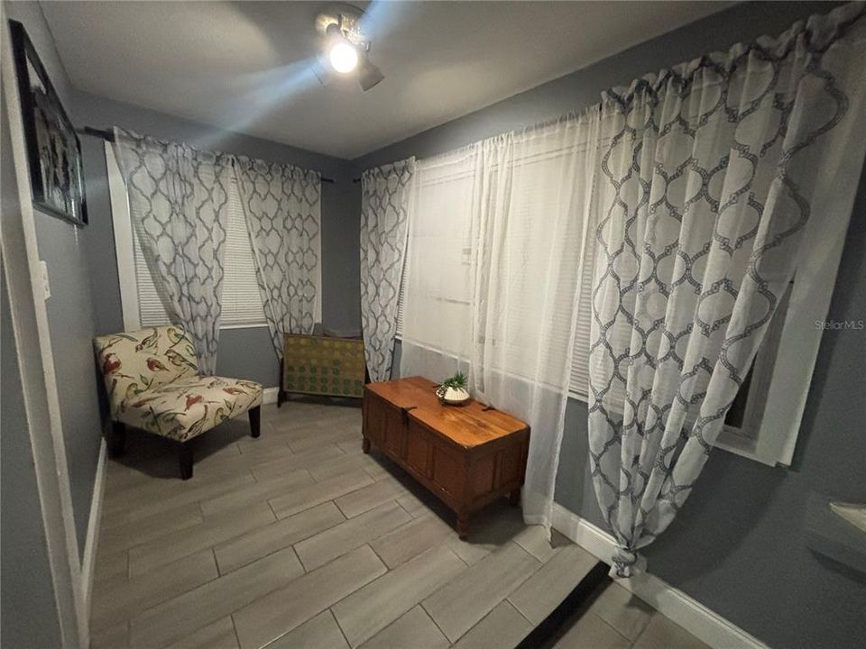 For Rent: $2,595 (2 beds, 1 baths, 915 Square Feet)