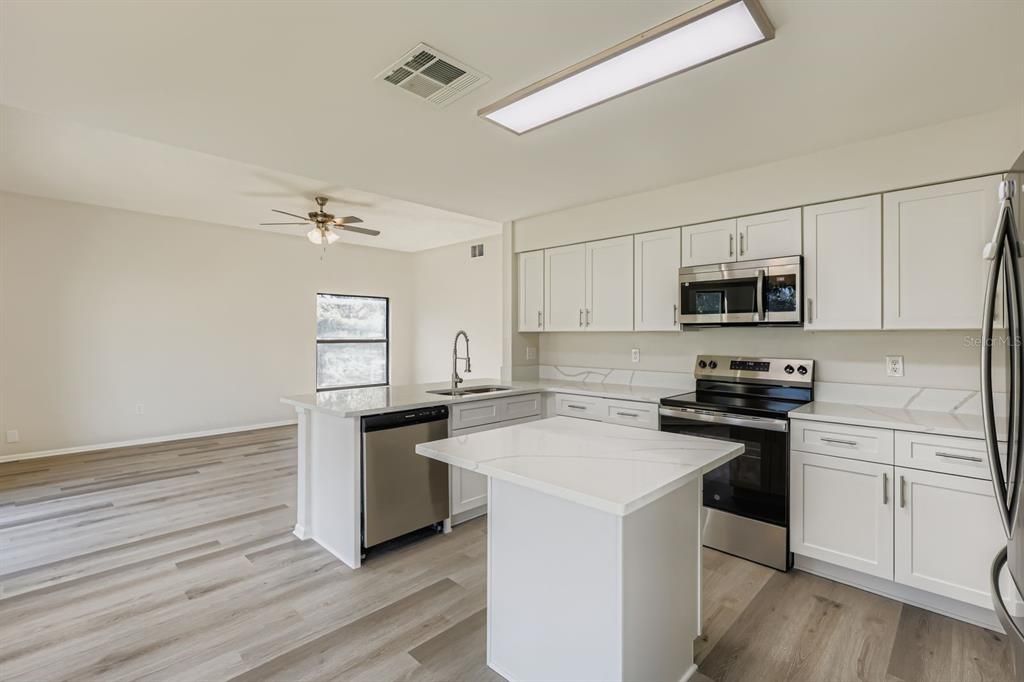 На продажу: $595,000 (4 спален, 2 ванн, 2282 Квадратных фут)