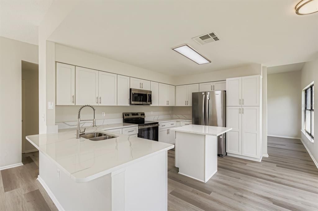 На продажу: $595,000 (4 спален, 2 ванн, 2282 Квадратных фут)