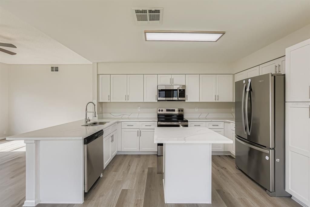 На продажу: $595,000 (4 спален, 2 ванн, 2282 Квадратных фут)