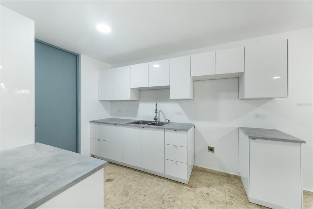 待售: $335,000 (4 贝兹, 1 浴室, 1349.37 平方英尺)