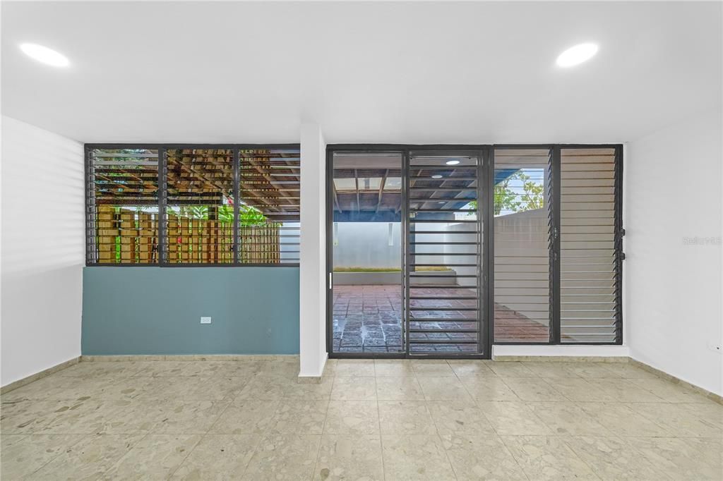 待售: $335,000 (4 贝兹, 1 浴室, 1349.37 平方英尺)