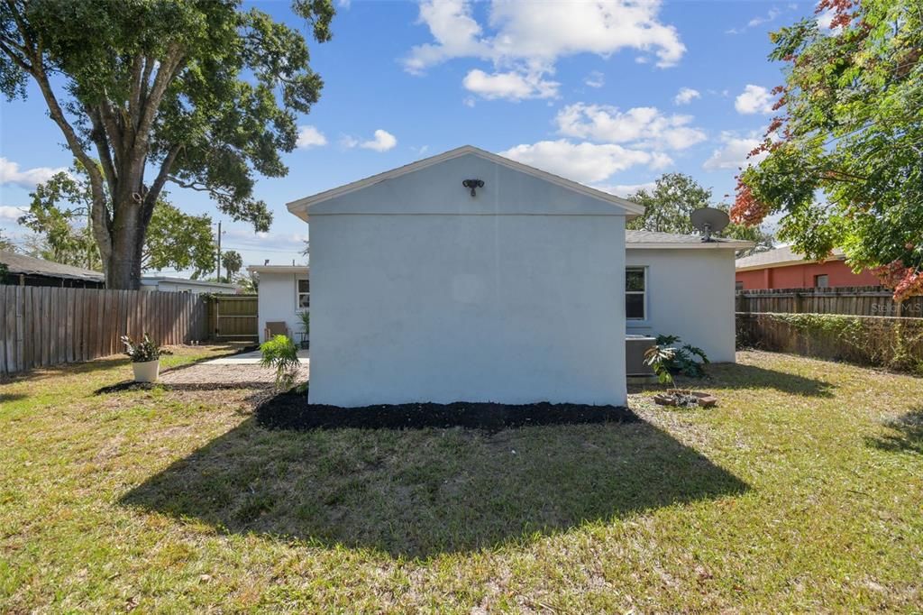 Active With Contract: $300,000 (2 beds, 1 baths, 1089 Square Feet)