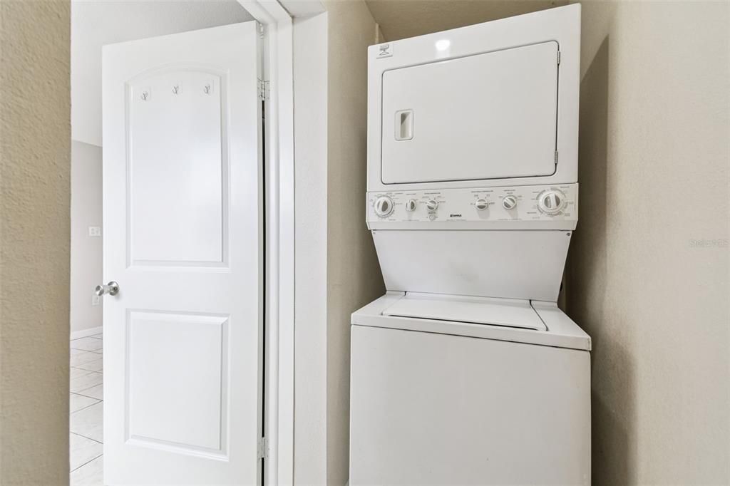 Active With Contract: $300,000 (2 beds, 1 baths, 1089 Square Feet)