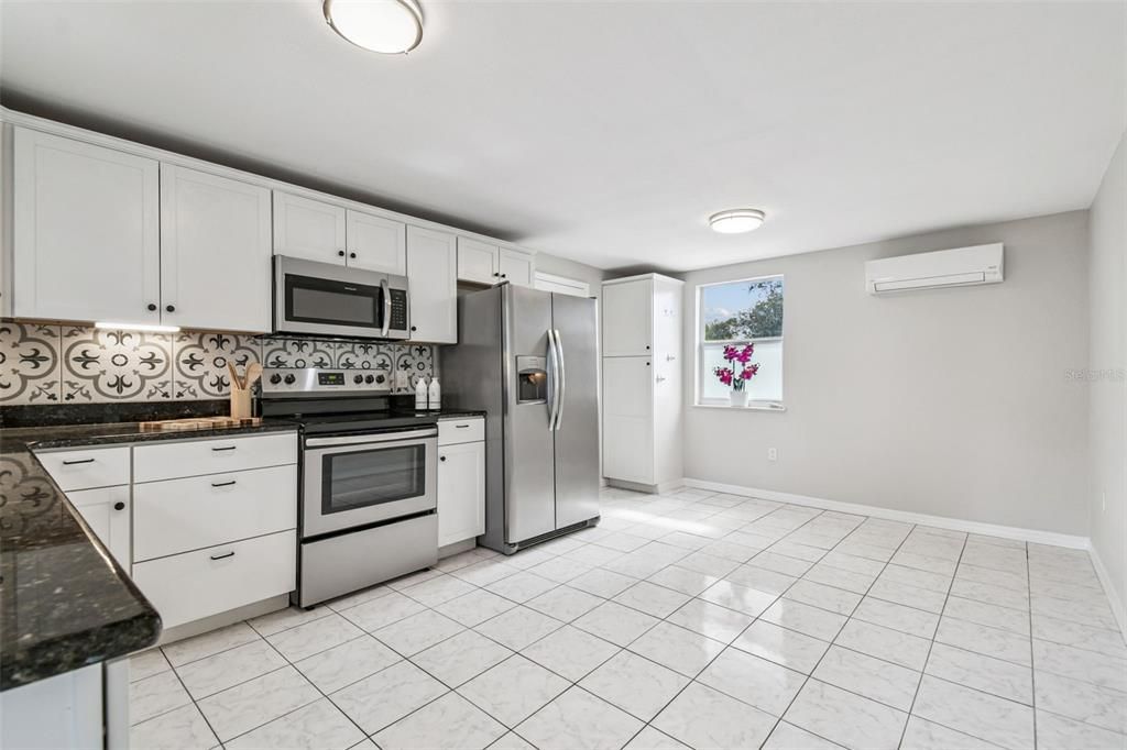 Active With Contract: $300,000 (2 beds, 1 baths, 1089 Square Feet)