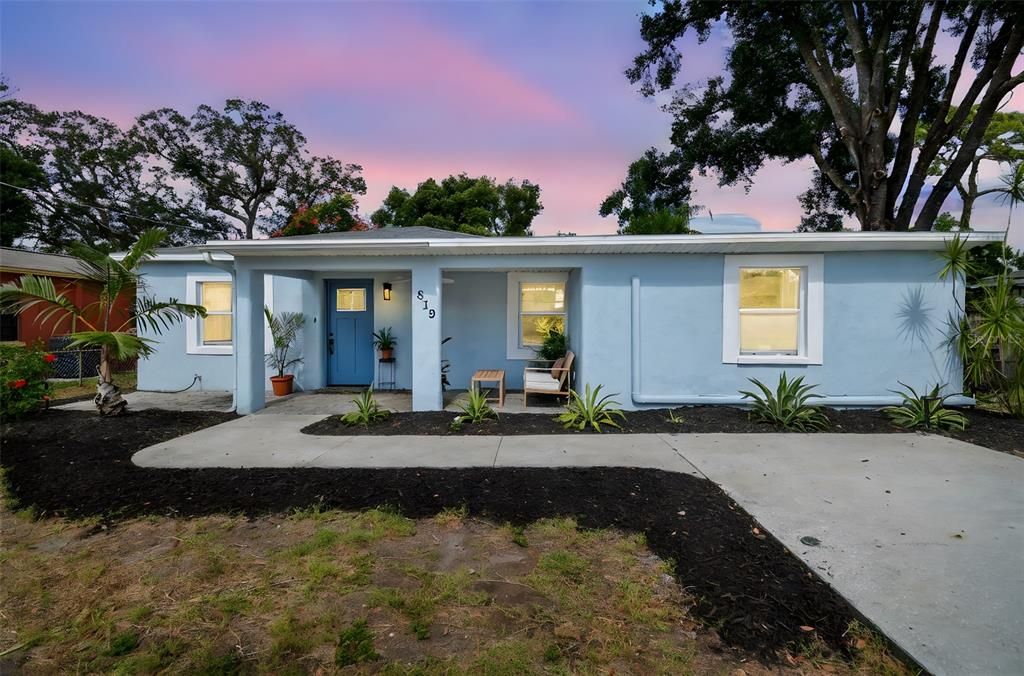 Active With Contract: $300,000 (2 beds, 1 baths, 1089 Square Feet)