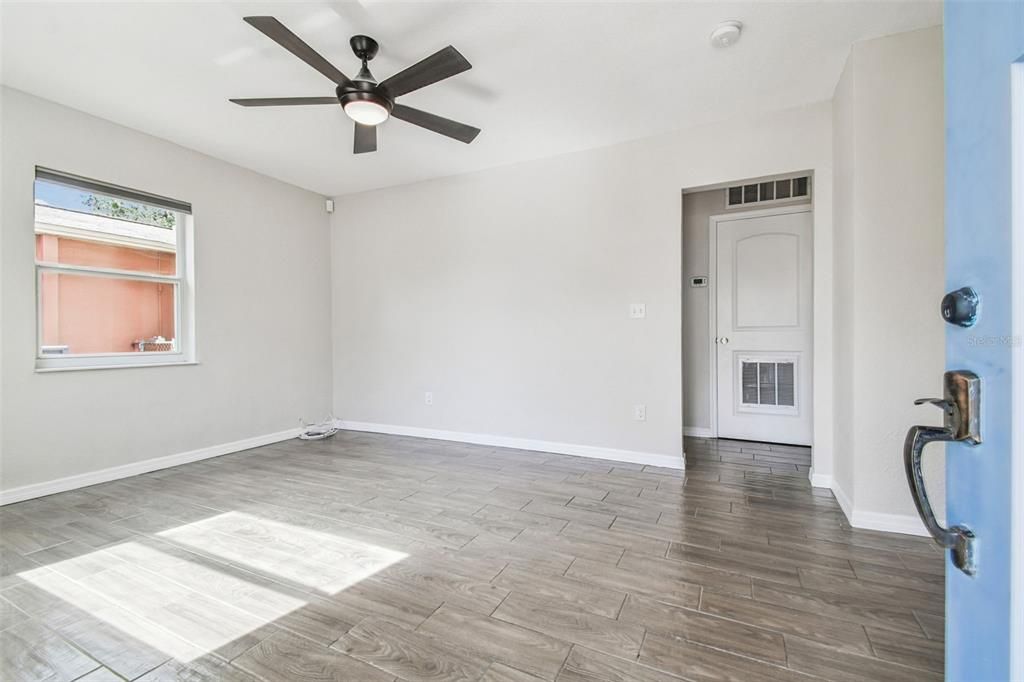 Active With Contract: $300,000 (2 beds, 1 baths, 1089 Square Feet)