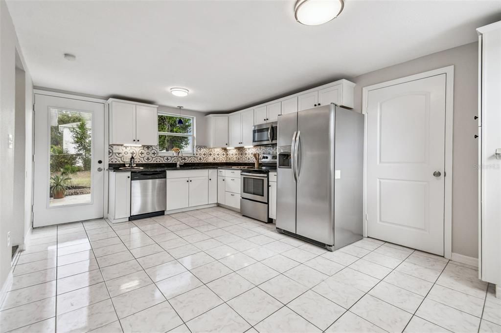 Active With Contract: $300,000 (2 beds, 1 baths, 1089 Square Feet)