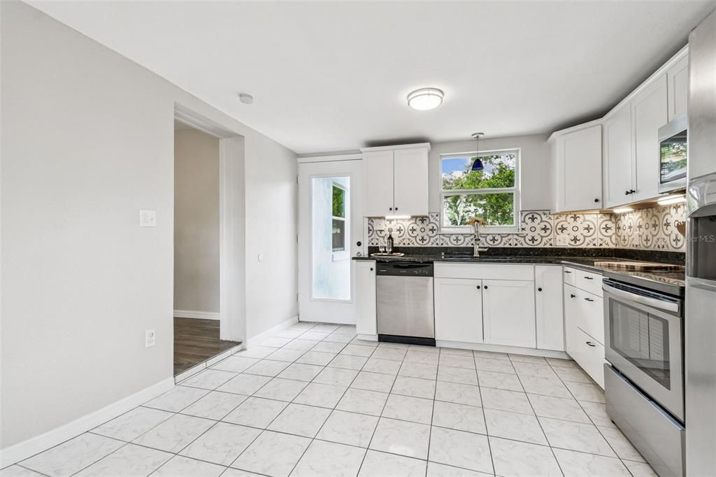 Active With Contract: $300,000 (2 beds, 1 baths, 1089 Square Feet)