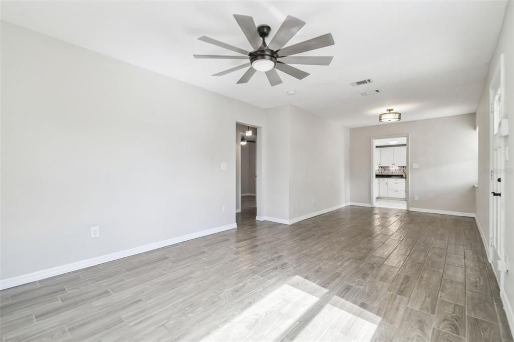 Active With Contract: $300,000 (2 beds, 1 baths, 1089 Square Feet)