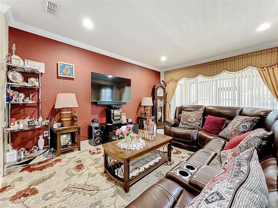 For Sale: $669,900 (5 beds, 3 baths, 2752 Square Feet)