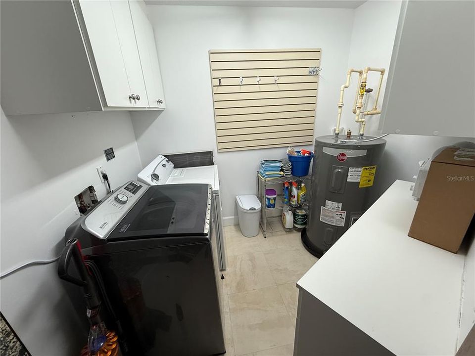 Activo con contrato: $4,000 (2 camas, 2 baños, 2120 Pies cuadrados)