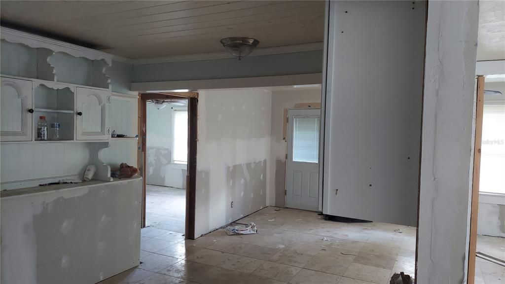 Active With Contract: $114,900 (3 beds, 2 baths, 1136 Square Feet)