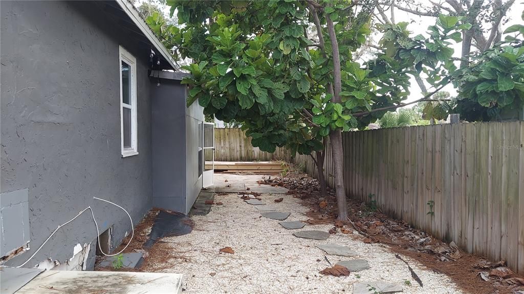 Active With Contract: $114,900 (3 beds, 2 baths, 1136 Square Feet)