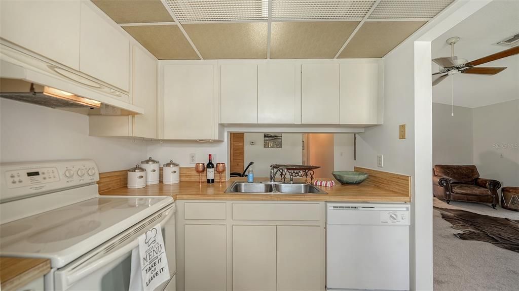 合同活跃: $199,000 (2 贝兹, 2 浴室, 1208 平方英尺)