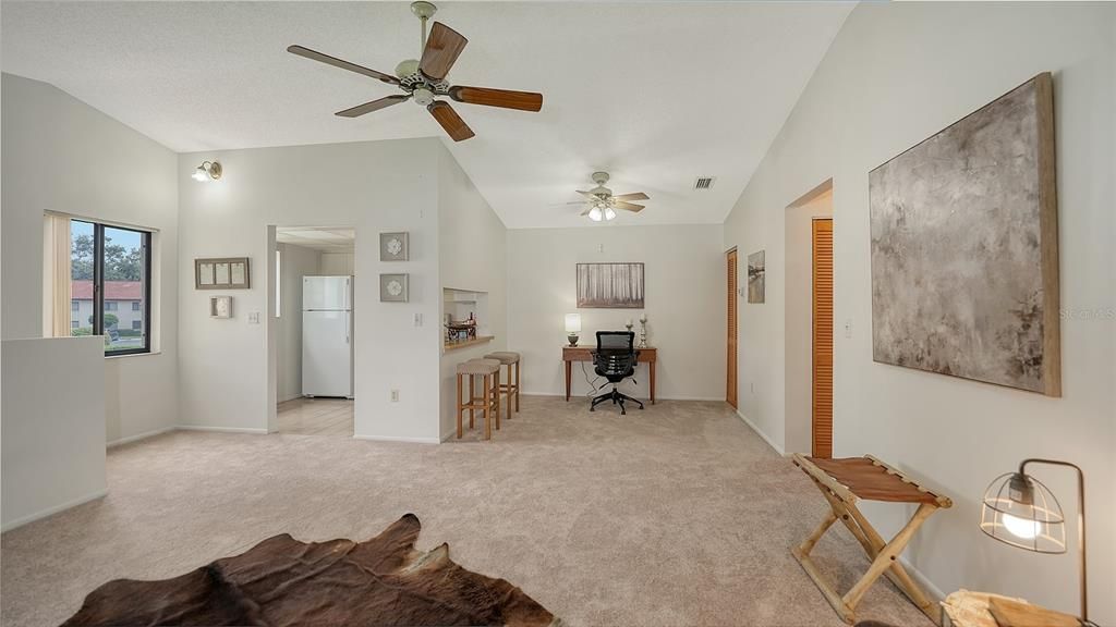 合同活跃: $199,000 (2 贝兹, 2 浴室, 1208 平方英尺)