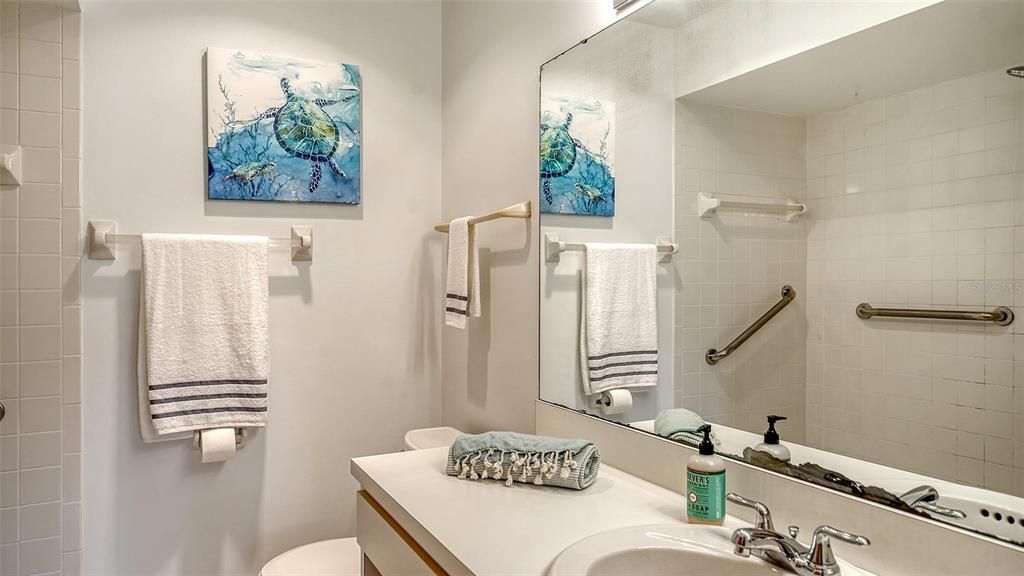 合同活跃: $199,000 (2 贝兹, 2 浴室, 1208 平方英尺)