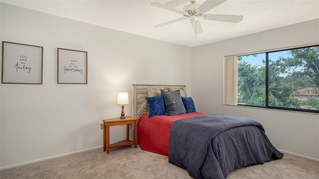 合同活跃: $199,000 (2 贝兹, 2 浴室, 1208 平方英尺)