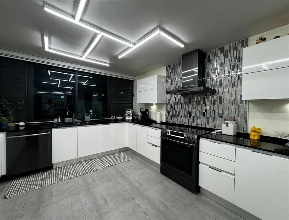 Под контрактом: $895,000 (3 спален, 3 ванн, 2265 Квадратных фут)