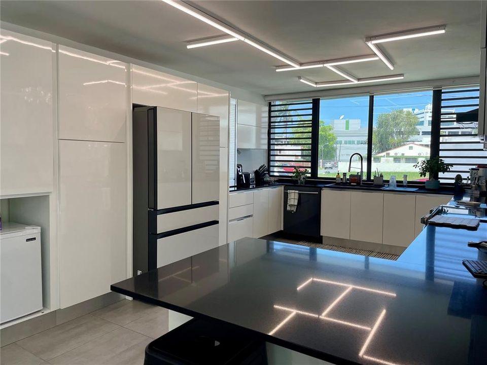 Под контрактом: $895,000 (3 спален, 3 ванн, 2265 Квадратных фут)