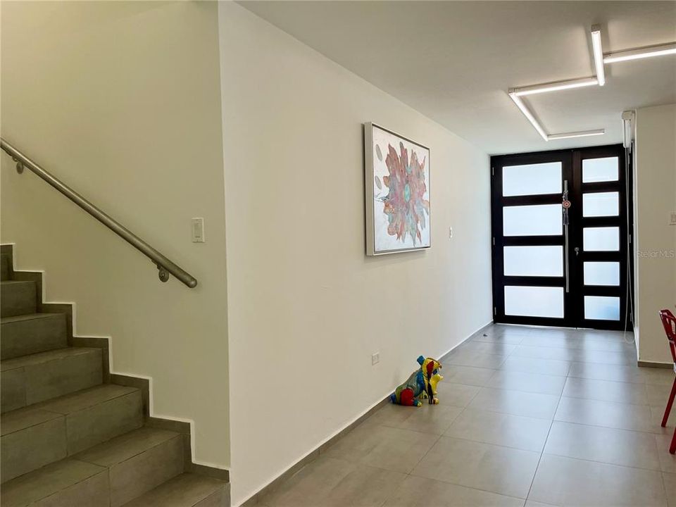 Под контрактом: $895,000 (3 спален, 3 ванн, 2265 Квадратных фут)