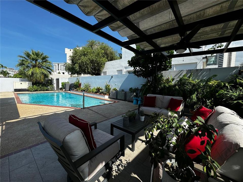 Под контрактом: $895,000 (3 спален, 3 ванн, 2265 Квадратных фут)