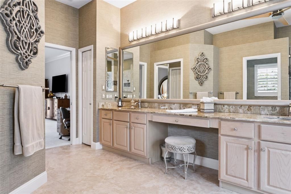 Под контрактом: $1,135,000 (4 спален, 3 ванн, 3502 Квадратных фут)