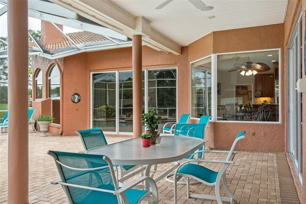 Под контрактом: $1,135,000 (4 спален, 3 ванн, 3502 Квадратных фут)