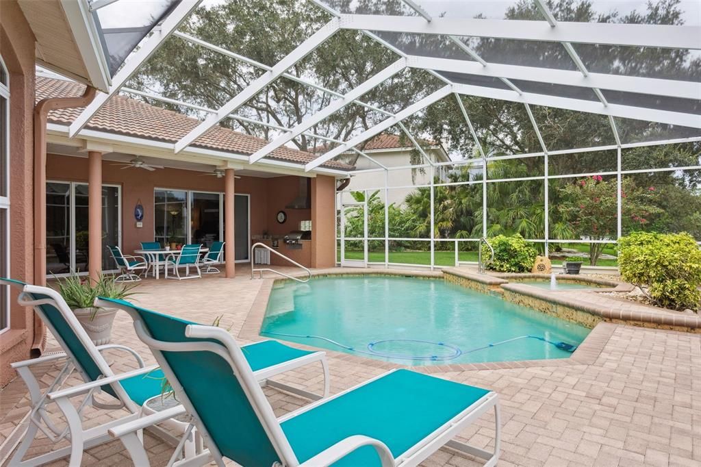 Под контрактом: $1,135,000 (4 спален, 3 ванн, 3502 Квадратных фут)