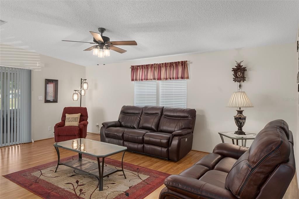 Active With Contract: $199,900 (2 beds, 2 baths, 1288 Square Feet)