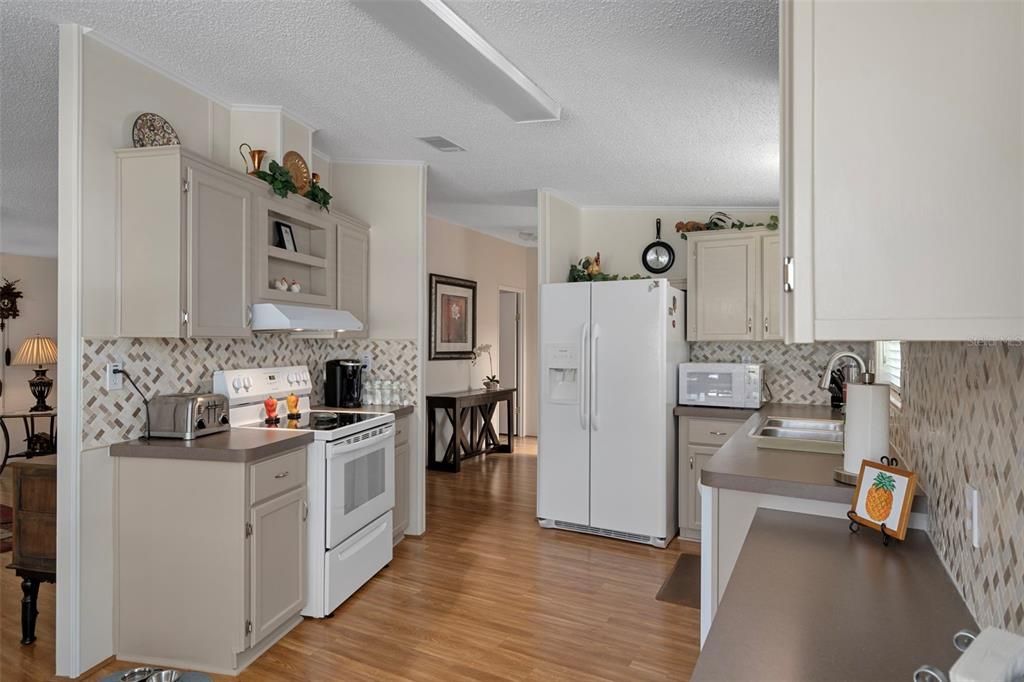 Active With Contract: $199,900 (2 beds, 2 baths, 1288 Square Feet)